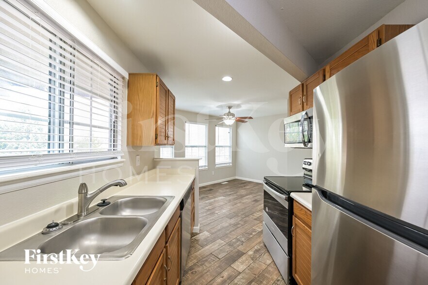 Building Photo - 4950 N Foxtail Dr