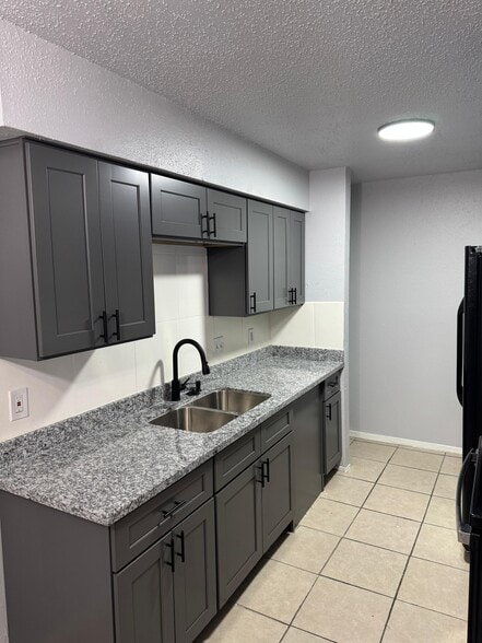 Building Photo - 8034 Antoine Dr