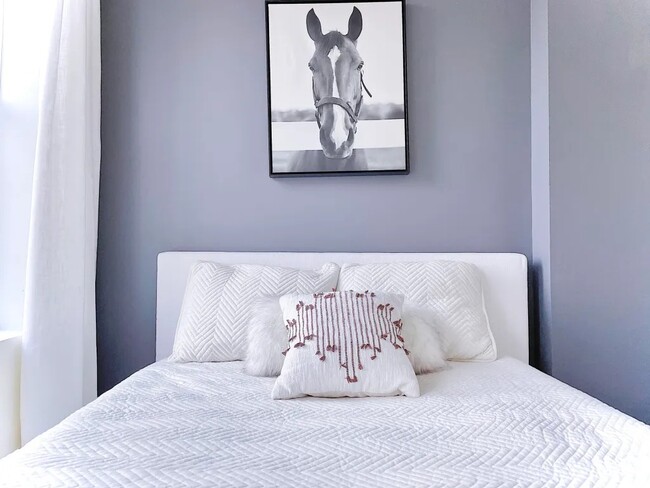 Building Photo - Furnished room/NOT APARTMENT