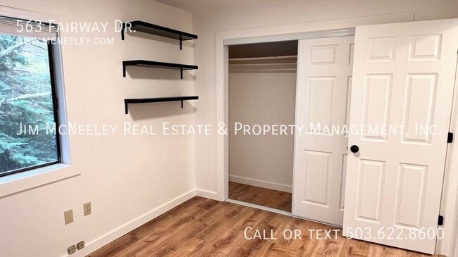 Building Photo - 563 Fairway Dr