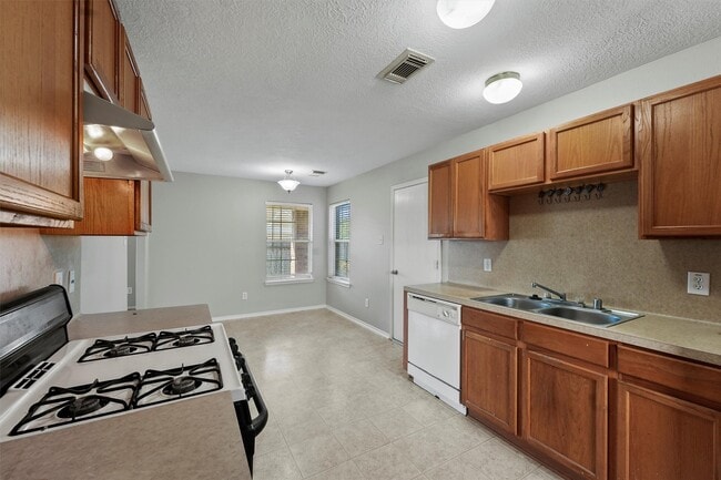 Building Photo - 17202 Hawks Landing Dr