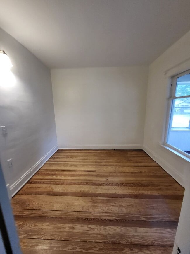 Building Photo - 2 bedroom, 1 bath house
