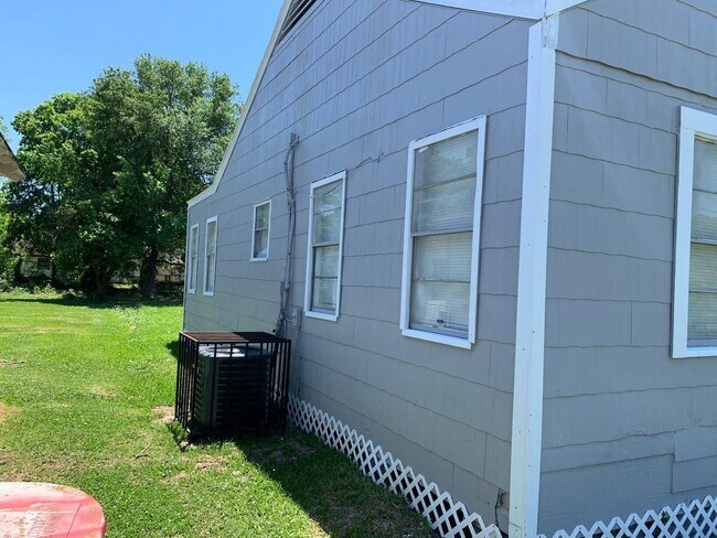 Building Photo - Gorgeous all renovated Home in Beaumont, TX!