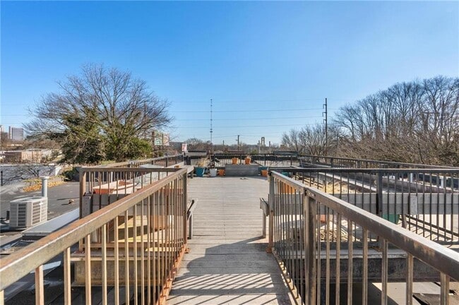 Building Photo - 644 Wells St SW