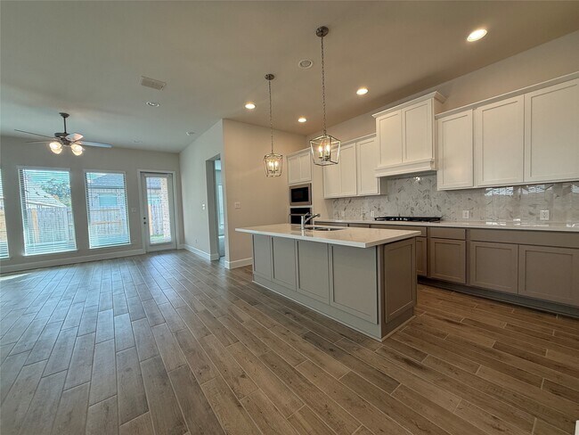 Building Photo - 42615 Mystery Ln