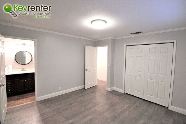 Building Photo - 8312 Camelback Ct