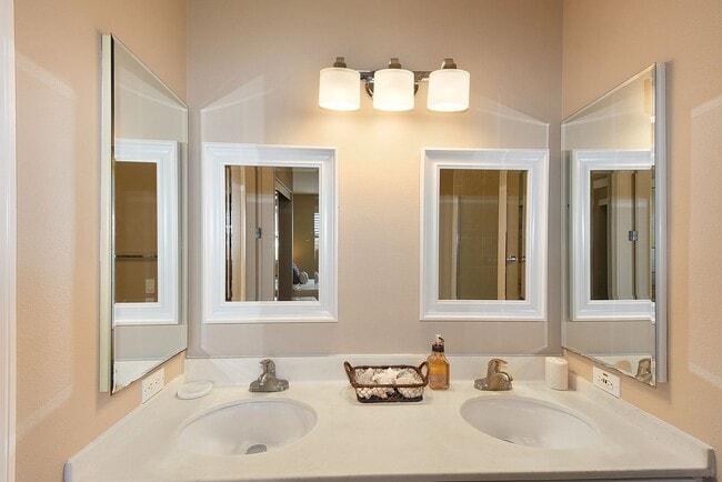 Building Photo - TURNKEY - LUXURY 2BED/2BA FULLY FURNISHED ...