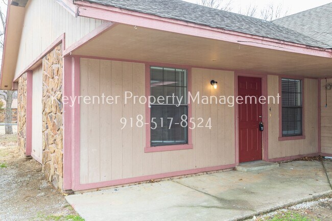 Building Photo - 1421 W Lillian St