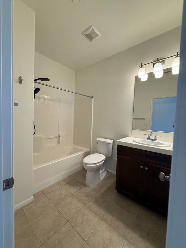 Building Photo - 2 Bedroom, 2.5 Bath Tri-level townhouse in Signal Hill