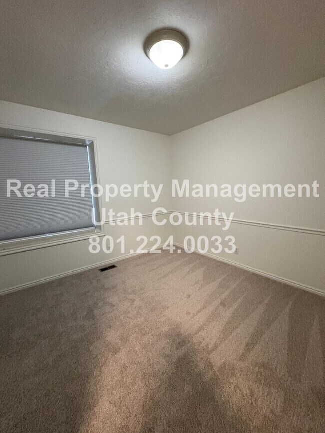 Building Photo - Large and Spacious 4 Bedroom Home!