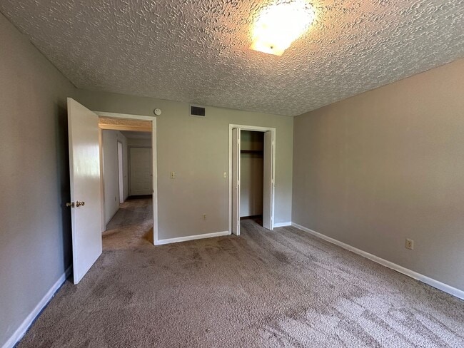 Building Photo - 2 bedroom, 1 bath, Townhome Kingsport, TN