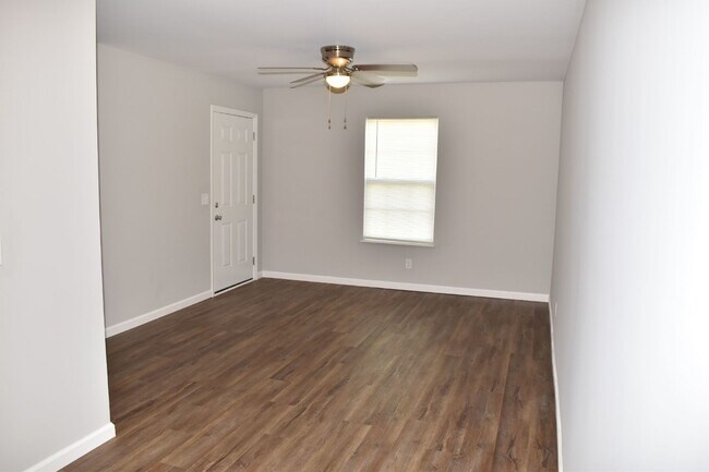 Building Photo - Quite peaceful 2 Bed, 1 Bath Duplex in Panama, FL - Perfect for Cozy Living!