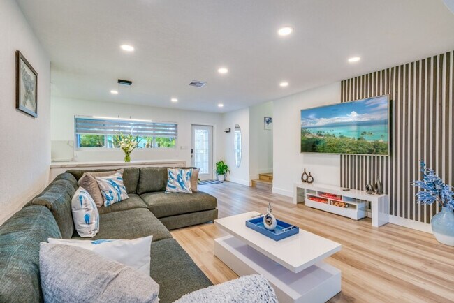 Building Photo - 834 SW 14th Ct