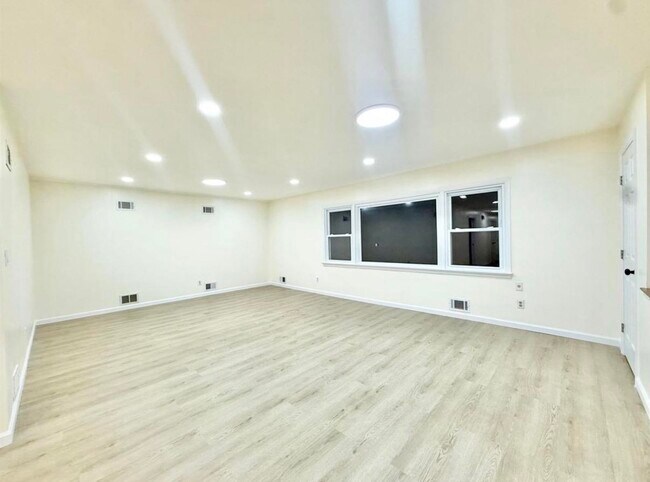 Building Photo - 588 Avenue A