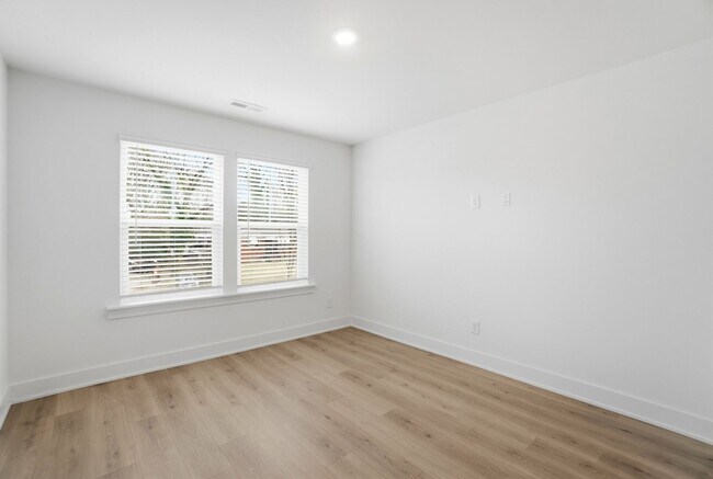 Building Photo - New Construction Townhome Minutes from Uptown