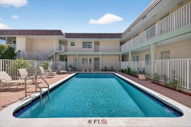 Building Photo - 1450 N Riverside Dr