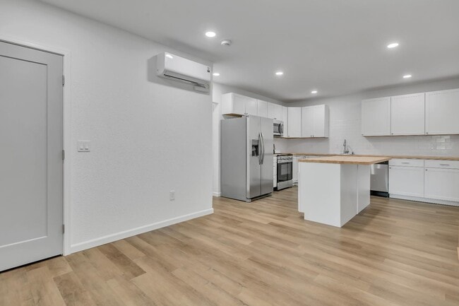 Building Photo - 1720 N Wycoff Ave