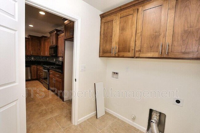 Building Photo - 9200 Rioja St