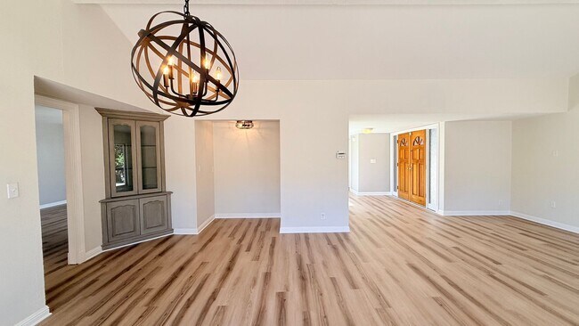 Building Photo - 750 N Paradise Valley Ct