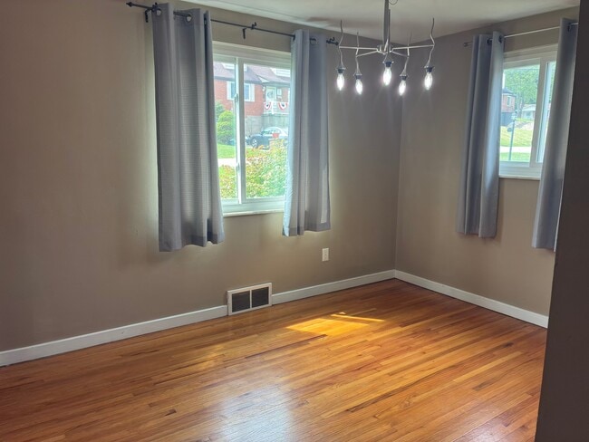 Building Photo - 211 Verdant St