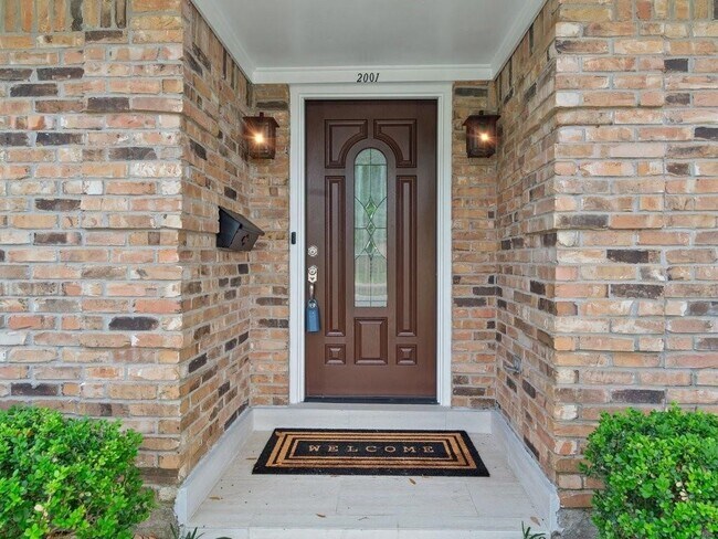 Building Photo - 2001 Briar Ln