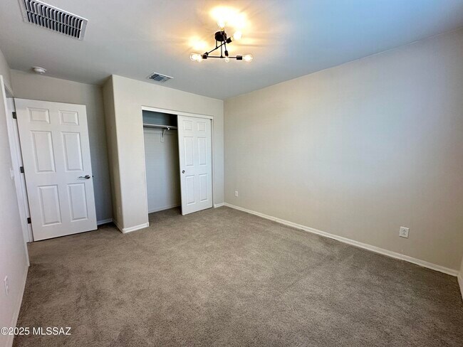 Building Photo - 7806 S Land Grant Dr