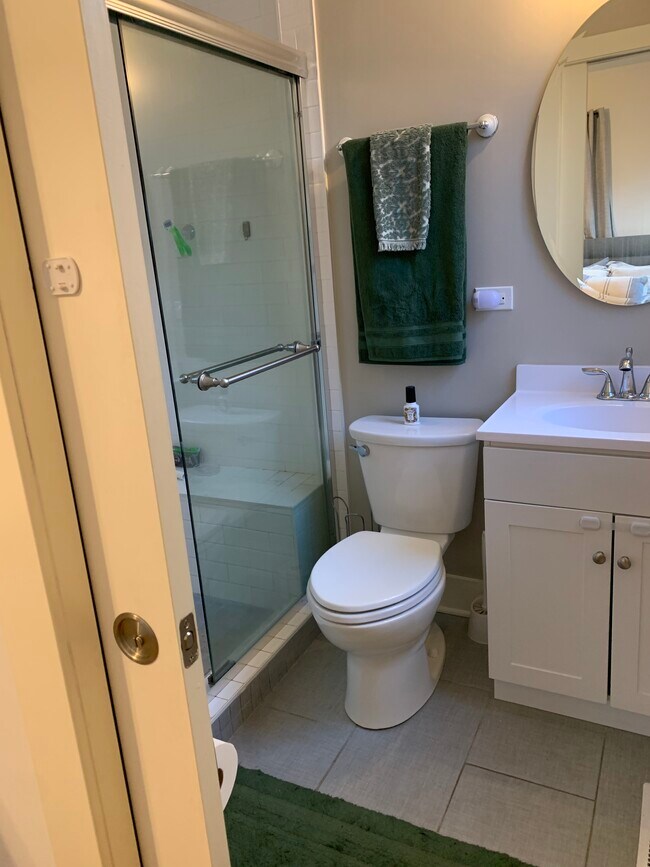 Building Photo - 910 Lake St