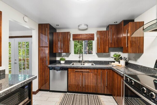 Building Photo - Spacious 5 Bedroom Home in Midlothian - $2,800/mo