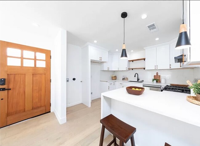 Entry - 1593 Yosemite Dr