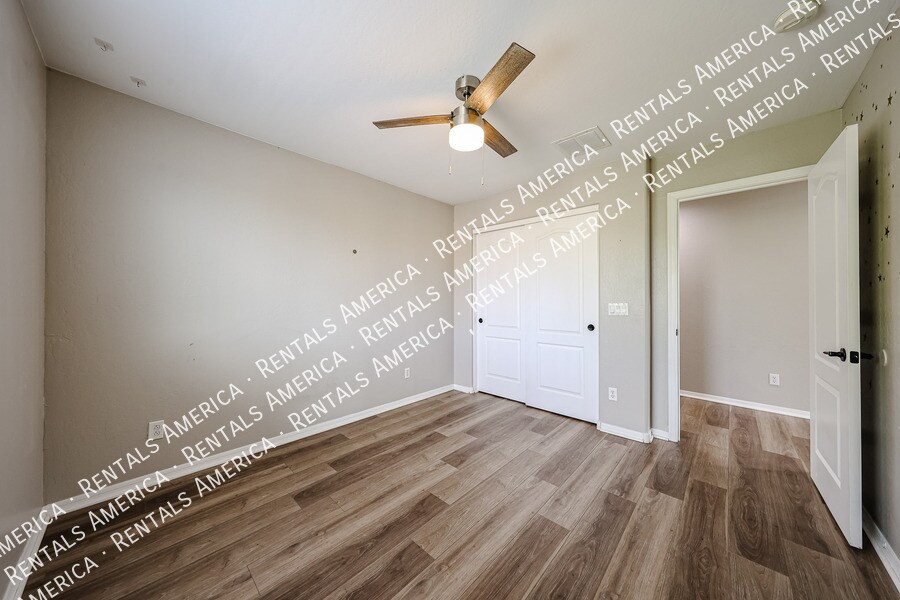 Building Photo - 7223 N 73rd Dr