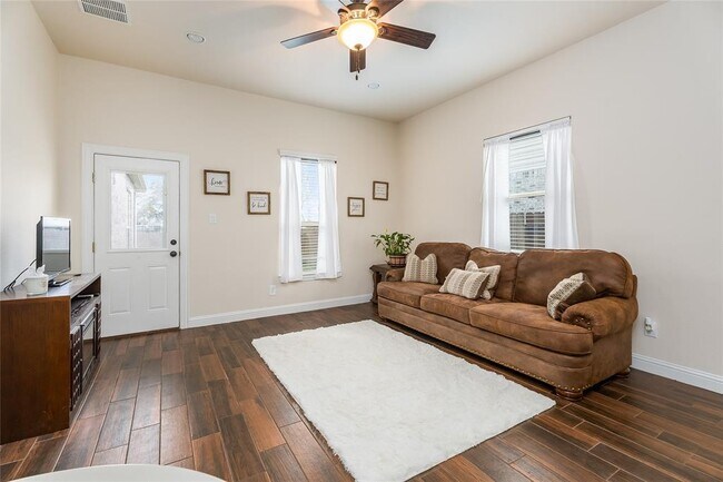 Building Photo - 1416 Bowen Dr