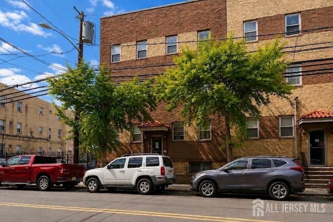 Building Photo - 600 N 6th St
