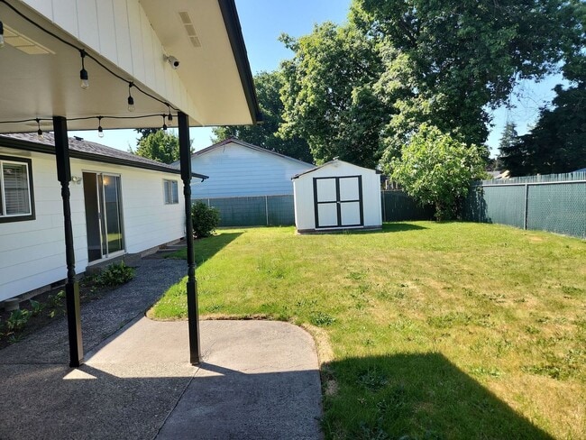 Building Photo - 2 Bedroom 1.5 Bath Washer Dryer Included i...