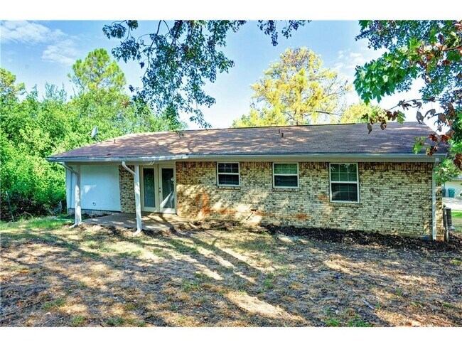 Building Photo - 302 Kansas St