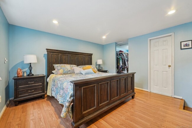Building Photo - 44 Simsbury Manor Dr