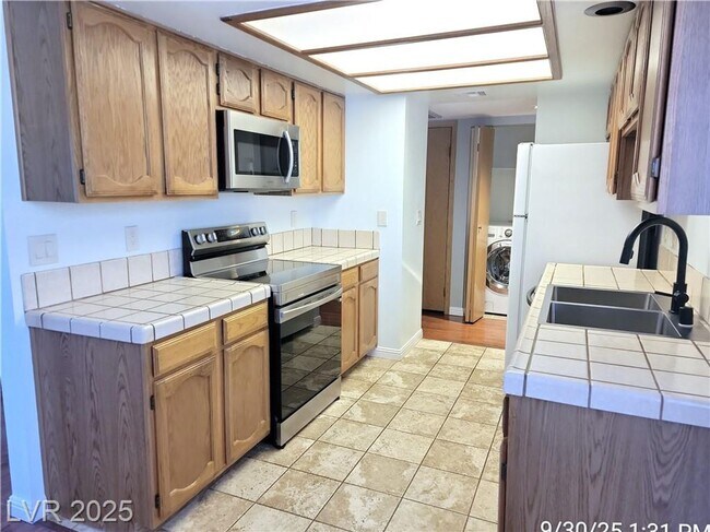 Building Photo - Inviting 2-Bedroom Condo with Pool, Spa & ...