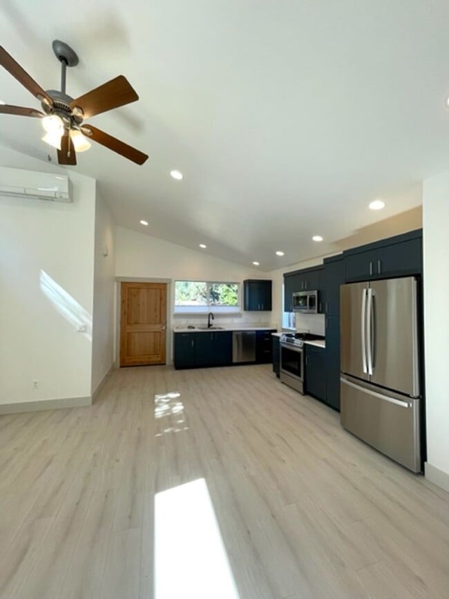 Building Photo - Hartford Duplex - 01355-HART-00