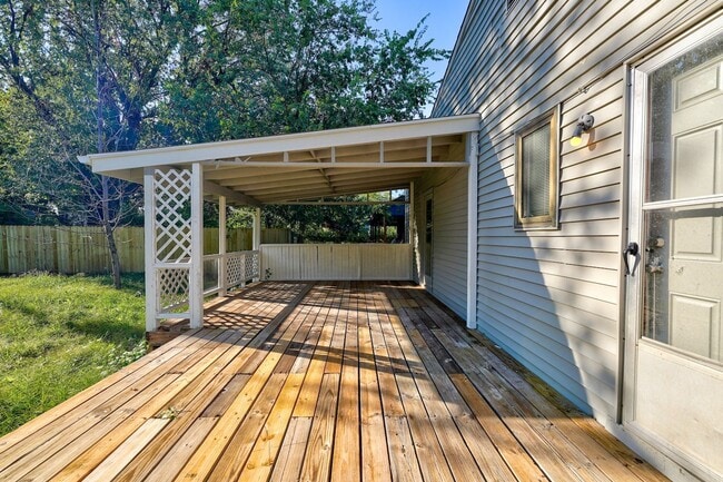 Building Photo - 4 Bedroom Available Now!