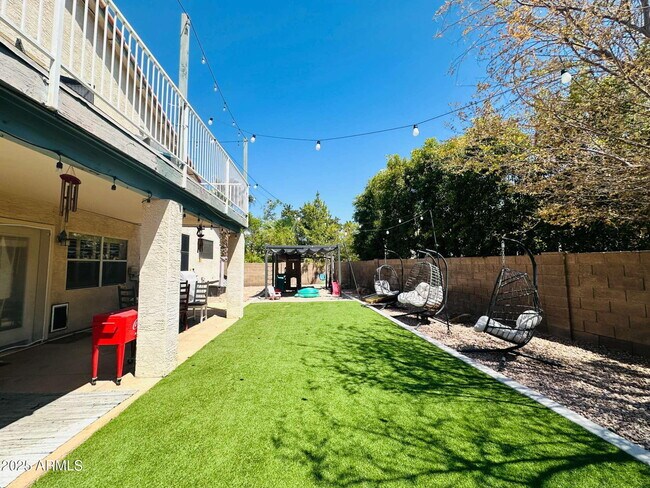 Building Photo - 727 W Mendoza Cir