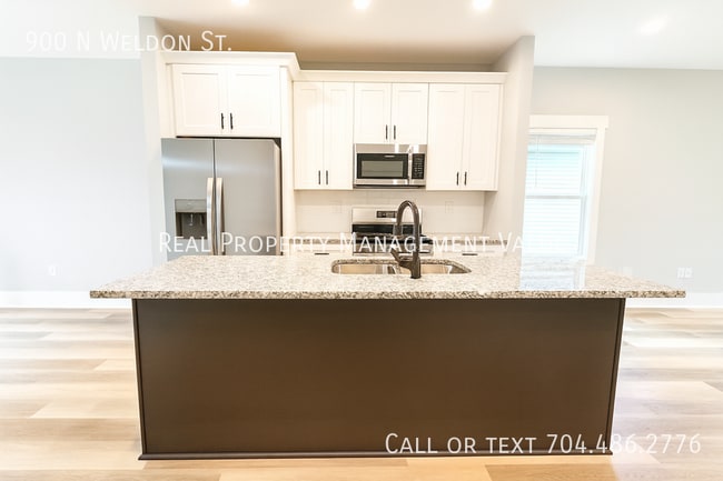 Building Photo - 900 N Weldon St