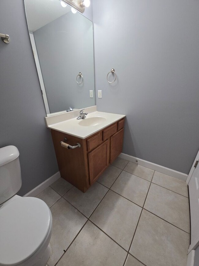 Building Photo - Updated 4 bed 2 bath Town House