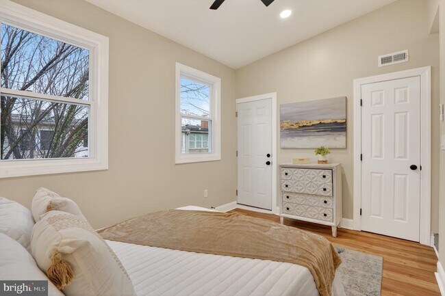 Building Photo - 212 36th St NE