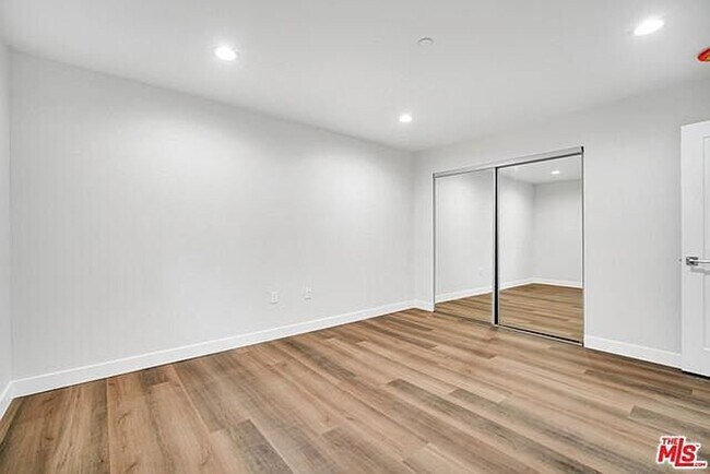 Building Photo - Saticoy Villas