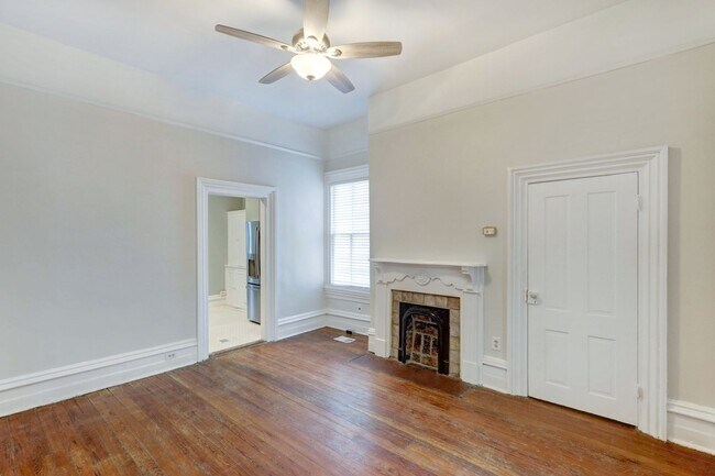 Building Photo - Large Two Bedroom Apartment - Lots of Hist...
