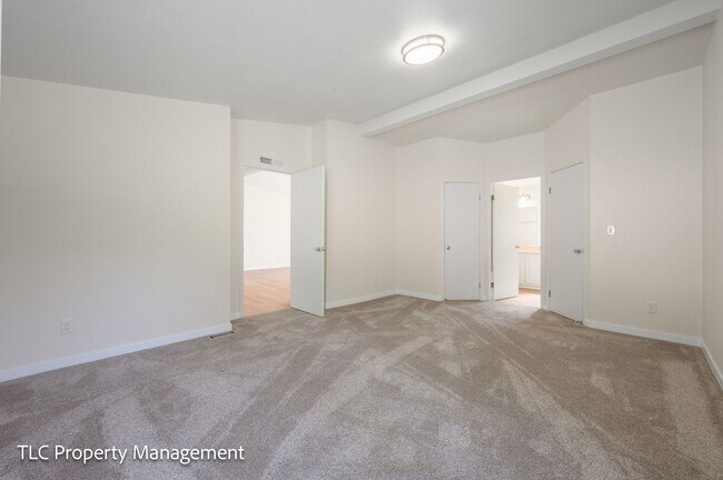 Building Photo - 3bd/2bath Home with a view!!