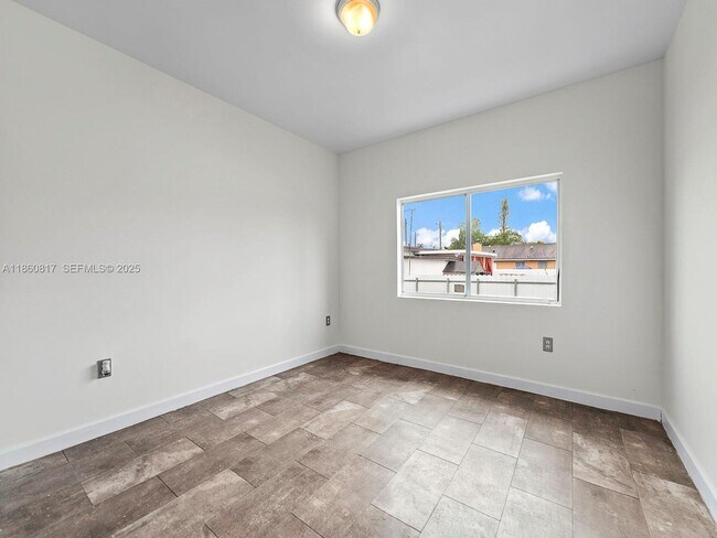 Building Photo - 1514 NW 5th Ave