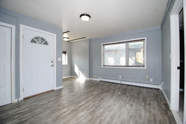 Building Photo - Spacious & centrally located 4 bed / 3 bath house FOR RENT