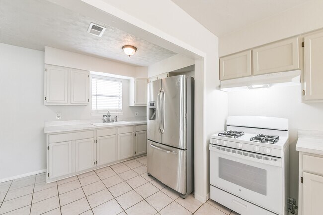 Building Photo - 5514 Vickita Dr