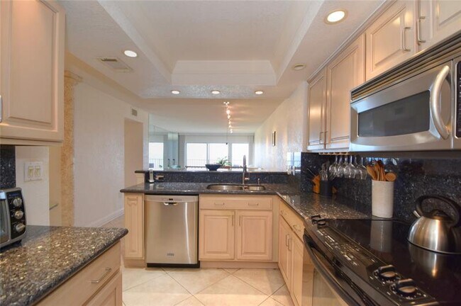 Building Photo - 1021 Hillsboro Mile