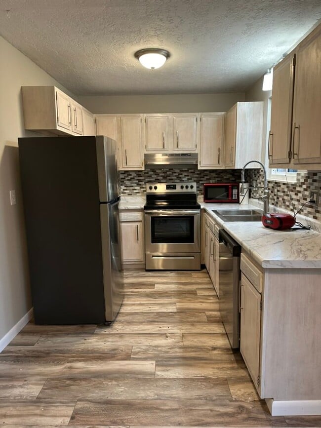 Building Photo - Forest Dr